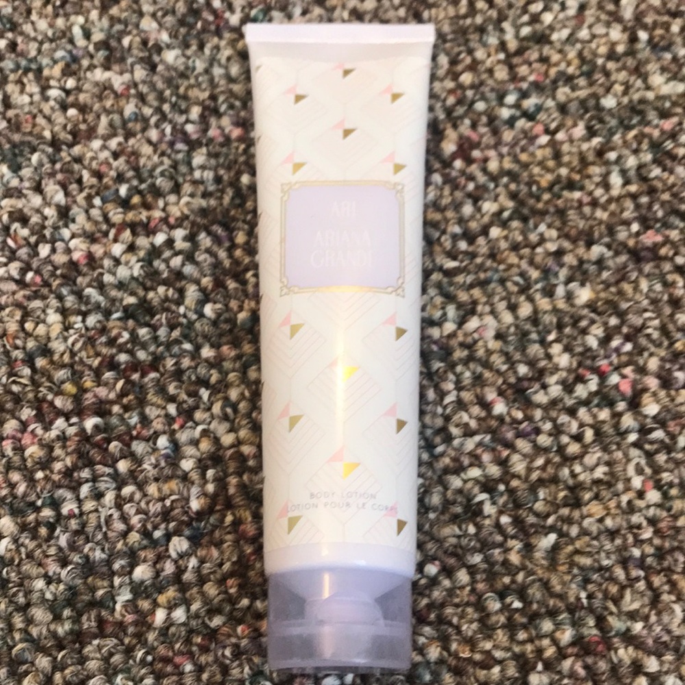 Ari by Ariana grande body lotion